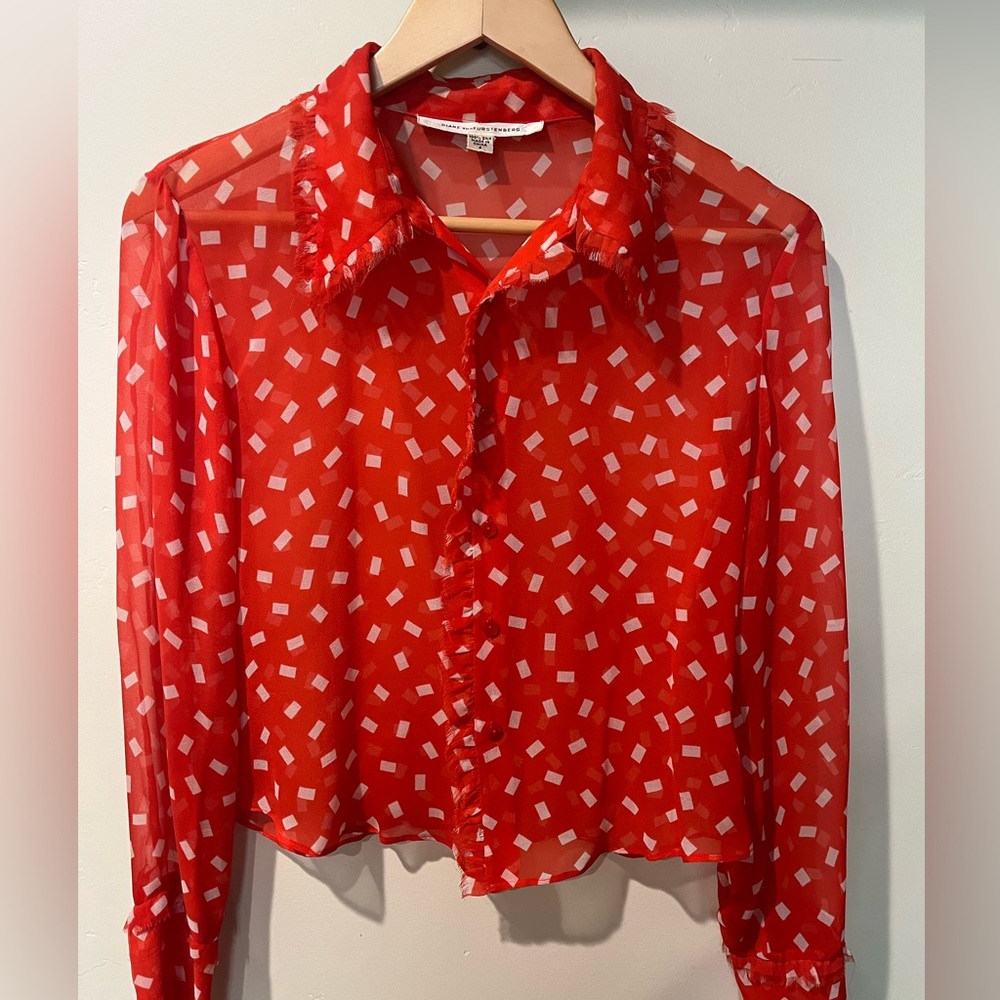 Vintage Diane VonFURSTENBERG 100% silk button upblouse